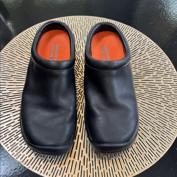 Merrell Black Leather Clogs Size 7 - Picture 1 of 4